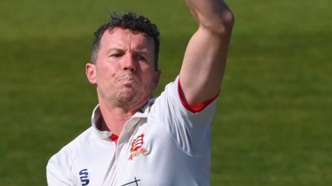 Peter Siddle bowls for Essex