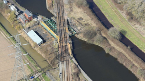 Rail crossing over the Stainforth and Keadby Canal