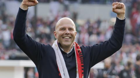 Arne Slot wearing a Feyenoord scarf