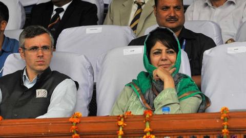 Omar Abdullah (left) and Mehbooba Mufti (right) at an event in Srinagar in 2015.