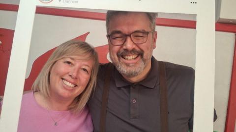 Delyth [y tiwtor dysgu Cymraeg] a Rik yn yr Eisteddfod 