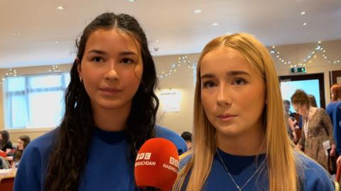 Katie agus Beth, dà sgoilear bho Sgoil MhicNeacail a bha aig a' cho-labhairt.