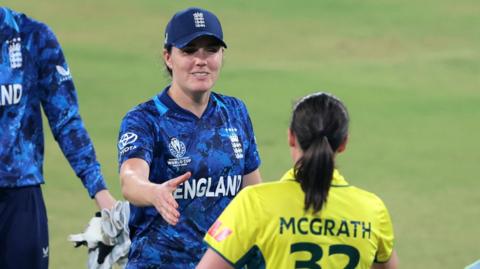 Nat Sciver-Brunt and Tahlia McGrath shake hands
