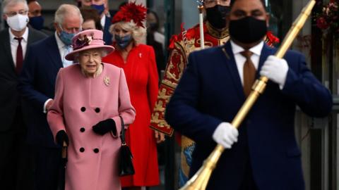 Addressing the assembled politicians the Queen told them they faced “many challenges”