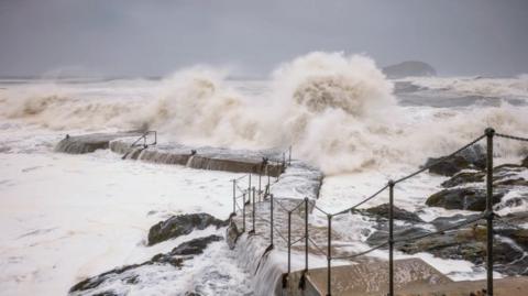 Tonnau'n taro'r arfordir yn ystod gwyntoedd cryf