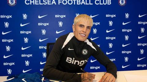 Alejandro Garnacho signs for Chelsea 