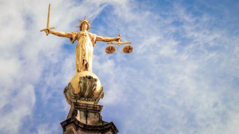 Lady justice statue above Old Bailey