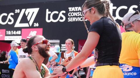 One runner proposing to his now fiancé at the finish line