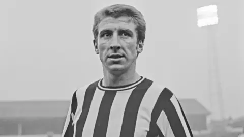 Wyn Davies mewn crys Newcastle