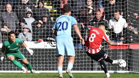 Gus Hamer scores a penalty for Sheffield United against Hull City