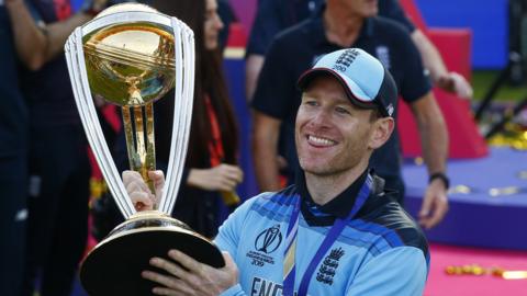 Eoin Morgan with the World Cup trophy