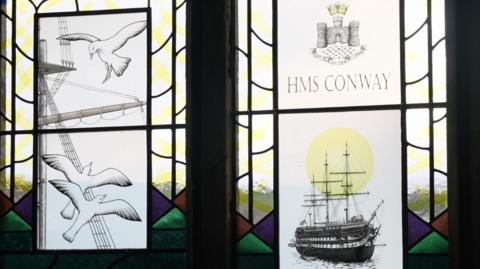 Ffenestr liw yn Eglwys Llanedwen