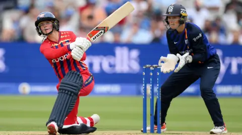 Paige Scholfield of Manchester Super Giants batting