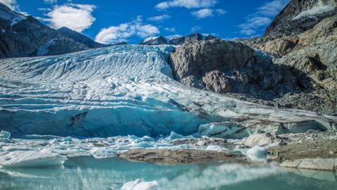 Glaciation on a rocky hillside.