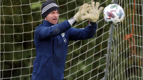 Trevor Carson in nets