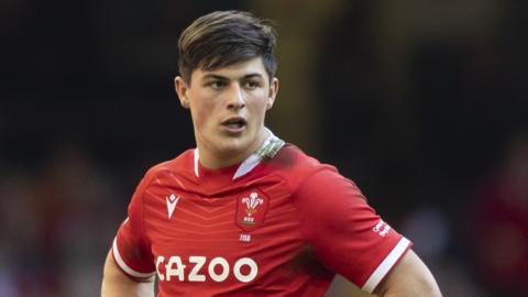 Louis Rees-Zammit playing for Wales in the Six Nations