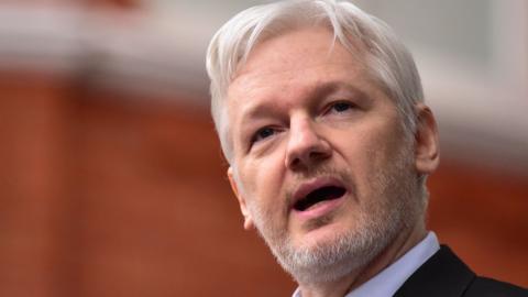 Wikileaks founder Julian Assange wears a suit (file photo)
