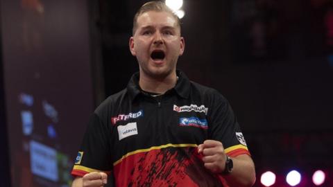 Defending champion Dimitri Van den Bergh