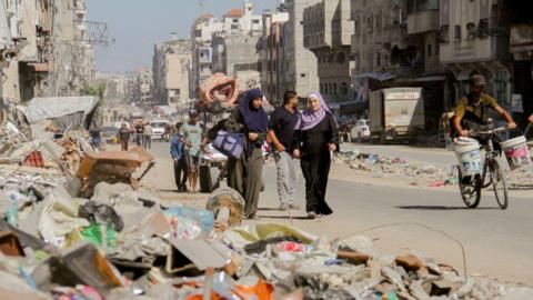 File photo showing displaced Palestinians flee the northern Gaza Strip (12 October 2024)