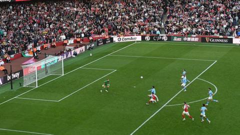 Gabriel Martinelli scores for Arsenal