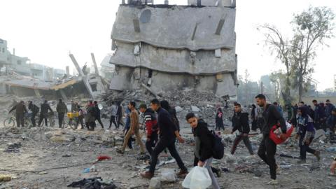 Displaced Palestinians start returning to their homes in the northern Gaza Strip (19 January 2025)