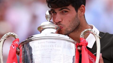 Carlos Alcaraz with the Queen's trophy