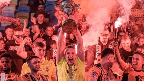 Shakhtar Donetsk lift the Ukrainian Premier League trophy