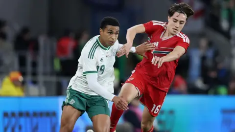 chwaraewyr pel-droed