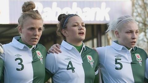 Nia Jones (C) lines up alongside Sophie Ingle (L) and Lauren Price for Wales against Netherlands in 2012