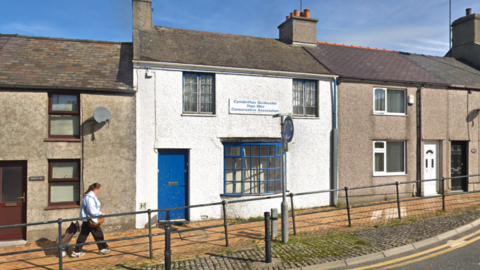 Gwerthwyd y swyddfa yn Llangefni yn 2023