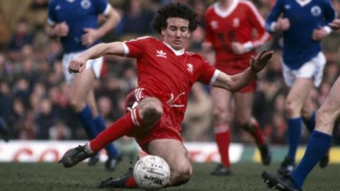 Craig Johnston making a tackle for Middlesbrough against Everton in 1980