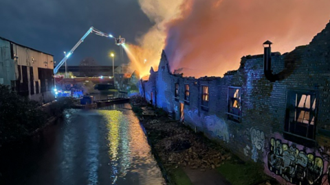 Wolverhampton fire: Explosions heard as roads and rail lines shut - BBC ...