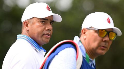 Jhonattan Vegas looks on