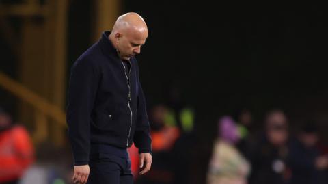 Arne Slot looks down in despondency