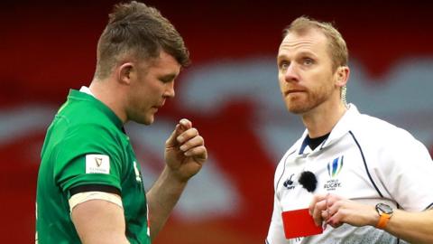 Peter O'Mahony is sent off by referee Wayne Barnes