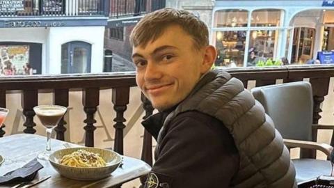 Rhys Hughes, sydd wedi ei ddiagnosio hefo diabetes math un yn mwynhau pryd o fwyd yn Gaer.