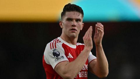 Viktor Gyokeres claps the Arsenal fans 