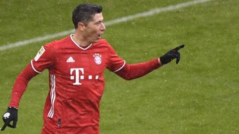 Robert Lewandowski scores against SC Freiburg