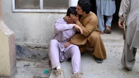 Men mourn in Quetta after the attack, 12 April