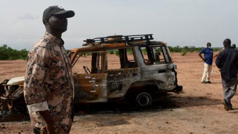 A Nigerien soldier stands guard in the Kouré Reserve, about 60 km from Niamey on August 21, 2020