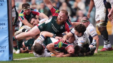 Leicester Tigers celebrate the try scored by Joaquin Moro