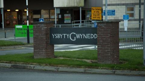 Mynedfa Ysbyty Gwynedd