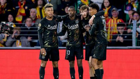 Khvicha Kvaratskhelia celebrates with Ousmane Dembele, Senny Mayulu and Desire Doue