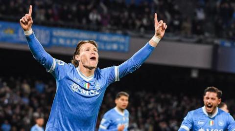 Scott McTominay a' dèanamh gàirdeachais sa gheama eadar Napoli is Parma Calcio 1913 ann an Serie A