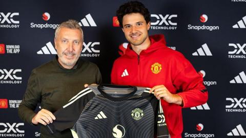 Senne Lammens with Jason Wilcox after signing for Manchester United
