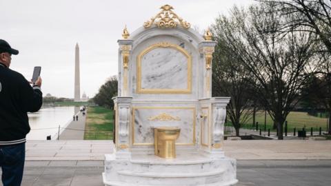 A new "Golden Throne" statue appeared early in the morning near the Lincoln Memorial.
