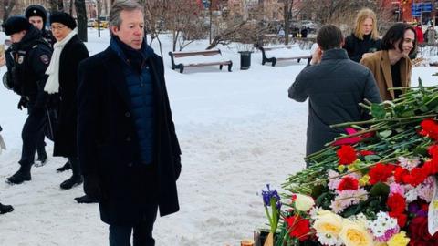 Ambassador Nigel Casey paying respects on Saturday to Alexei Navalny