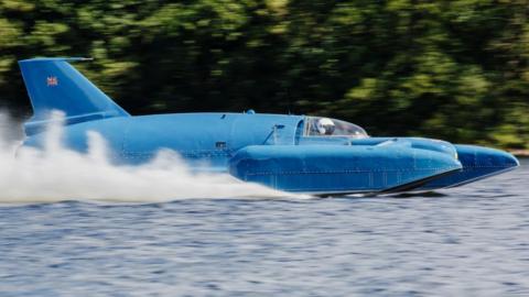 Bluebird running on water at the Isle of Bute in 2018