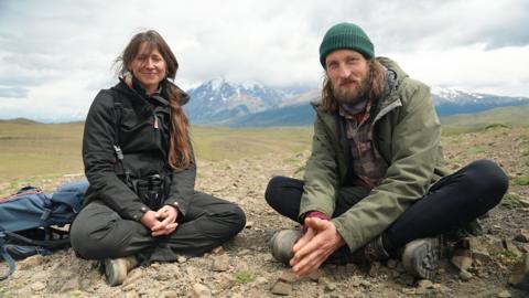 Dania Goic NicLeòd agus Keith Dòmhnallach aig Estancia Laguna Amarga ann an Chile