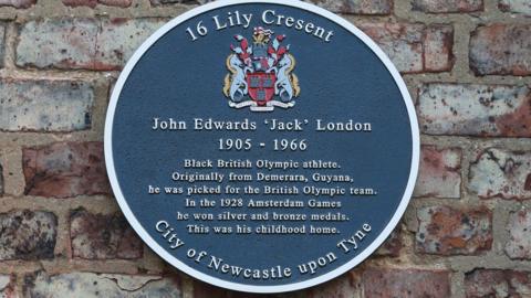 Blue plaque paying tribute to Jack London.